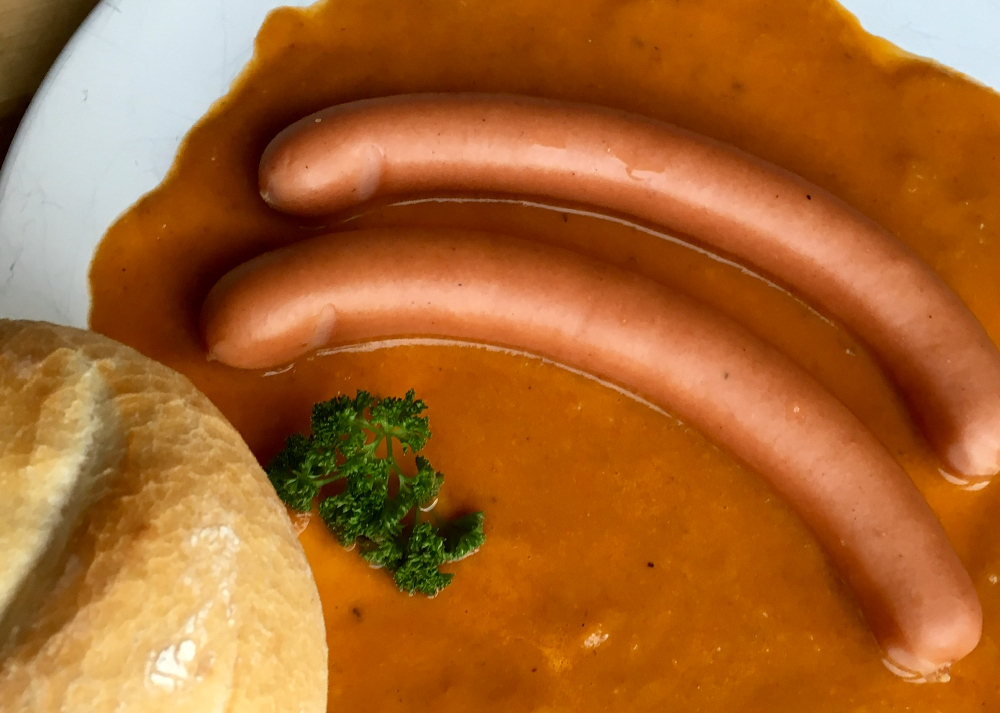 Frankfurter in Gulaschsaft mit Semmel