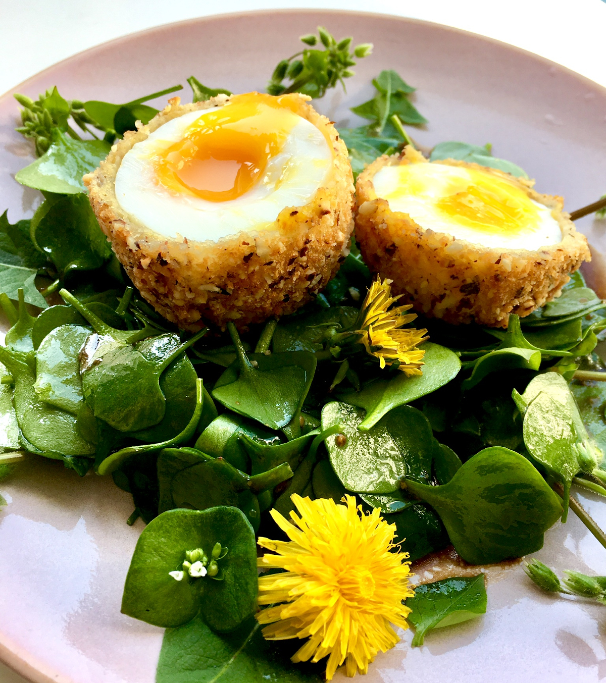 Gebackenes Ei auf Wildkräutersalat mit Balsamicodressing ...