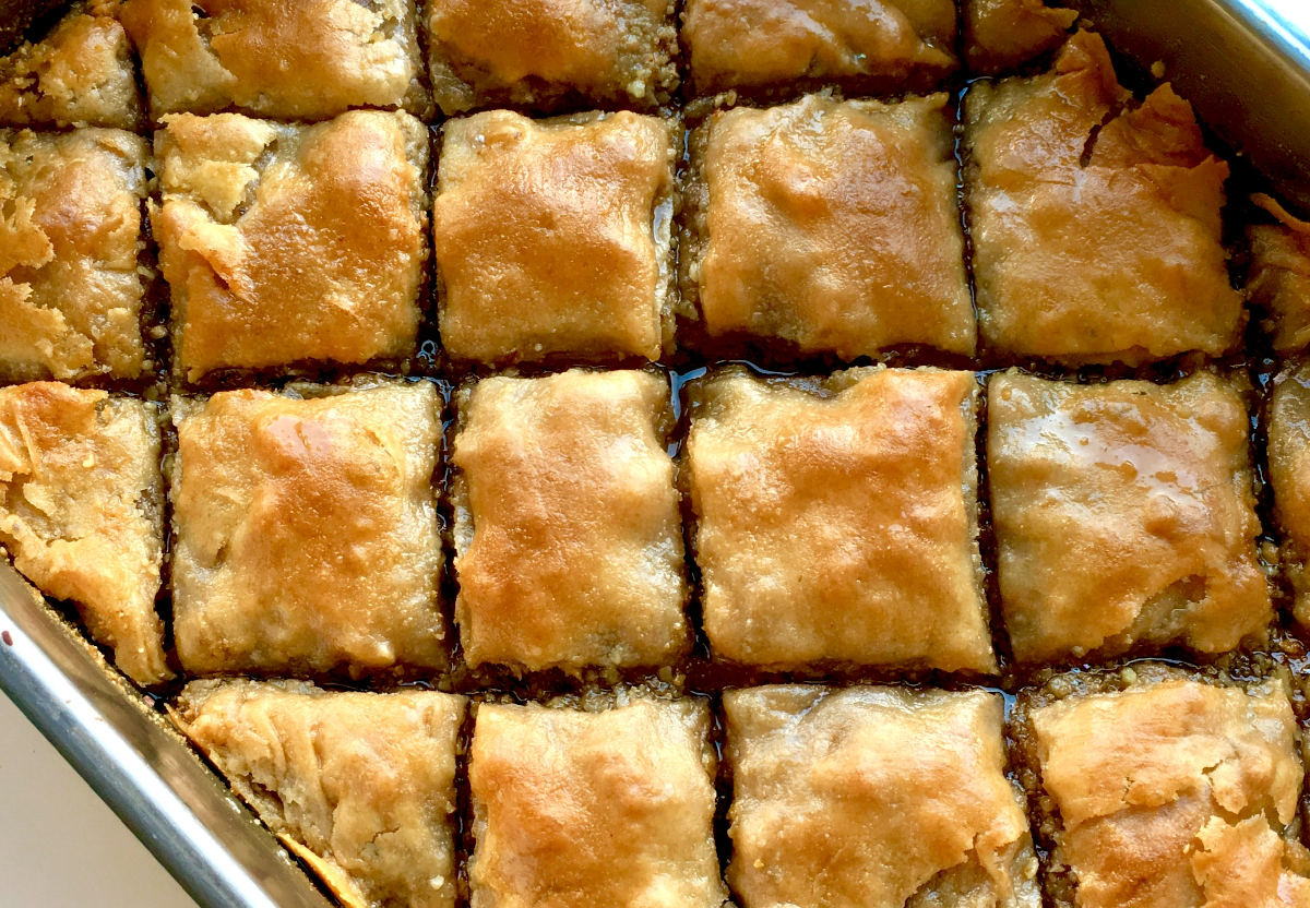 Baklava rautenförmig eingeschnitten in Backform