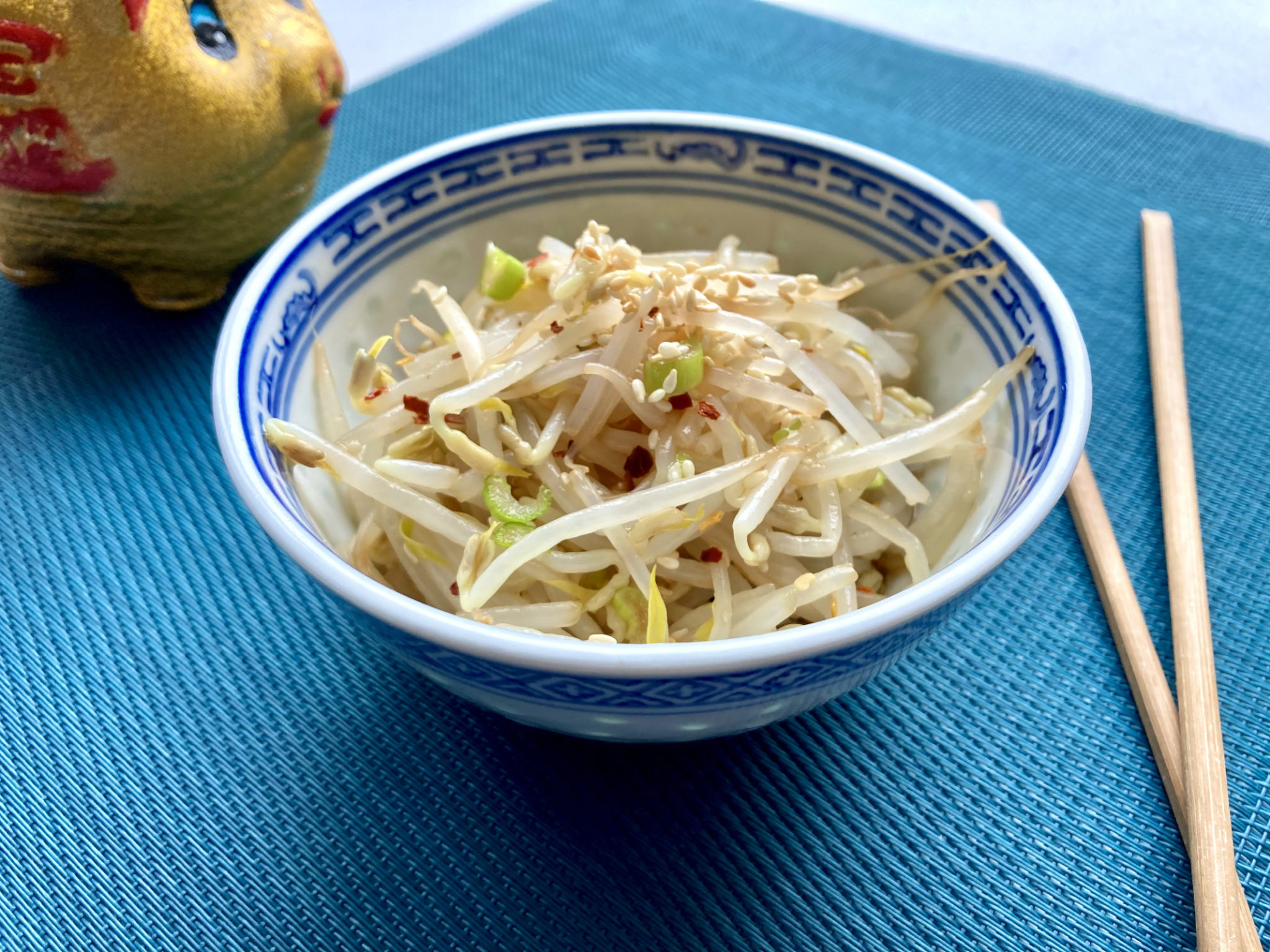 Sojasprossensalat mit Sesam und Frühlingszwiebel - Erdbeerschokola.de