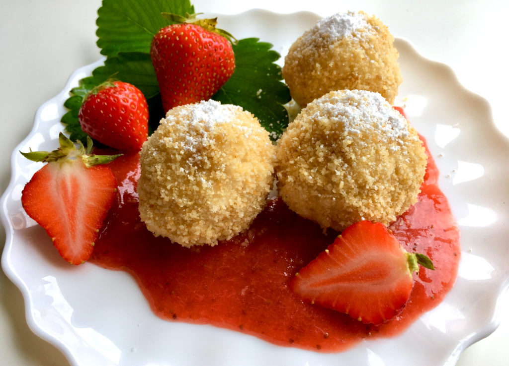 Topfenknödel mit fruchtiger Erdbeersauce - Erdbeerschokola.de