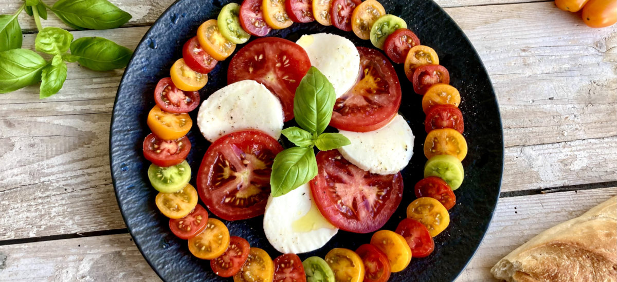 Tomaten Mozzarella Salat mit bunten Tomaten