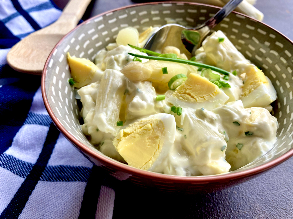 Eiersalat mit Spargel mit Schnittlauch garniert