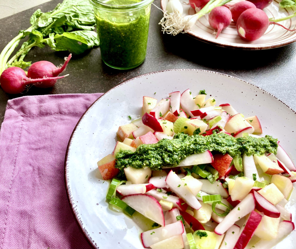 Radieschensalat auf weißem Teller