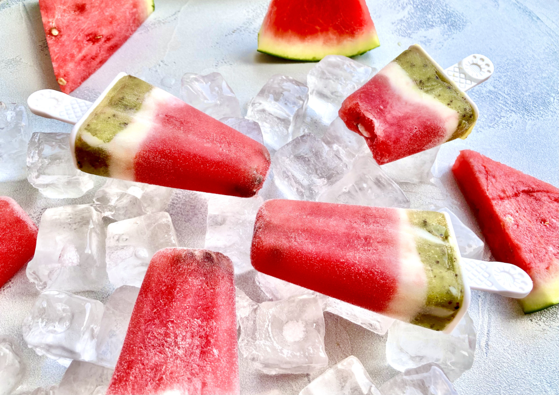 selbstgemachtes Eis am Stiel aus Wassermelone