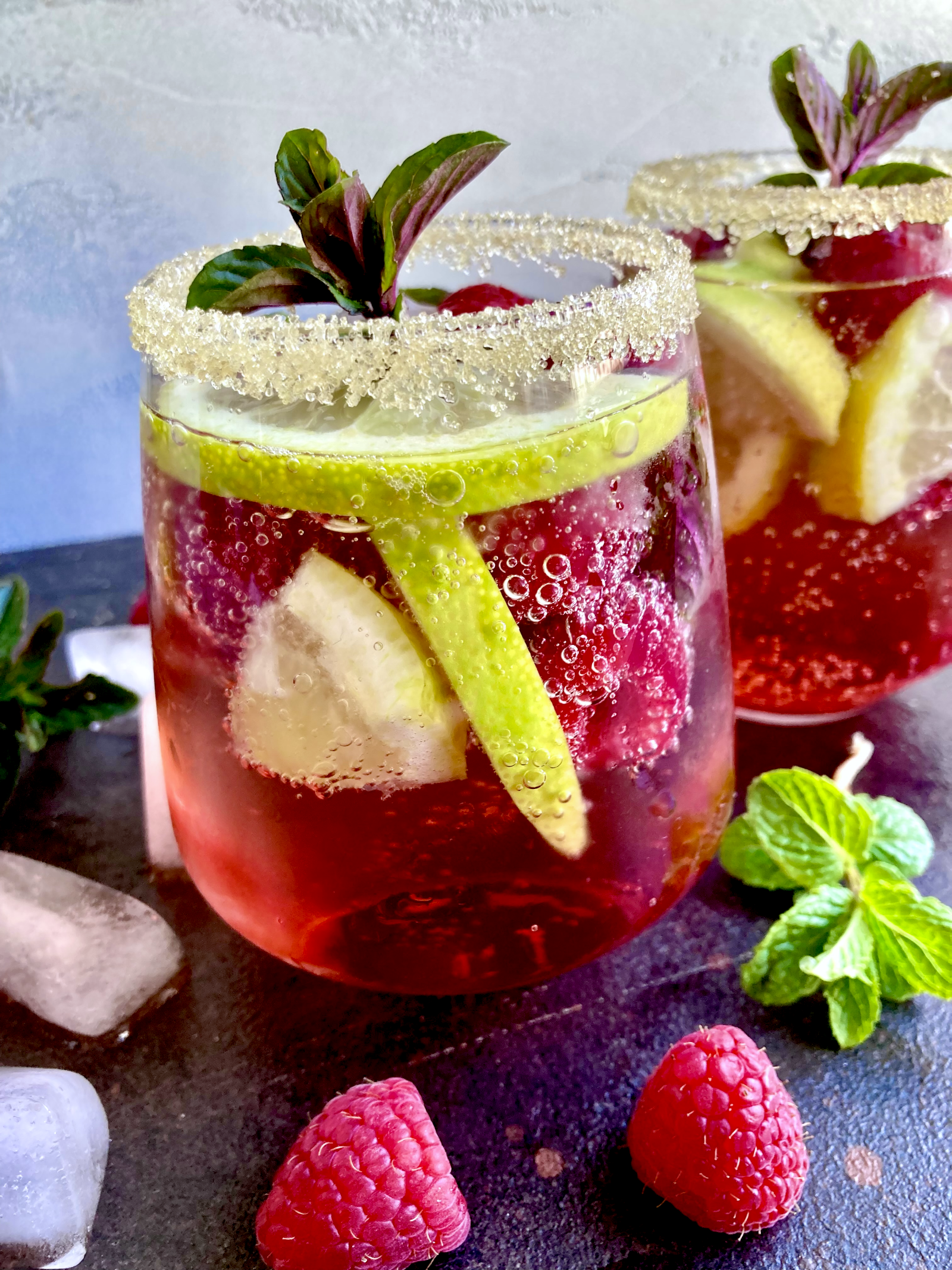 Mojito mit frischen Himbeeren, Limette und Minze