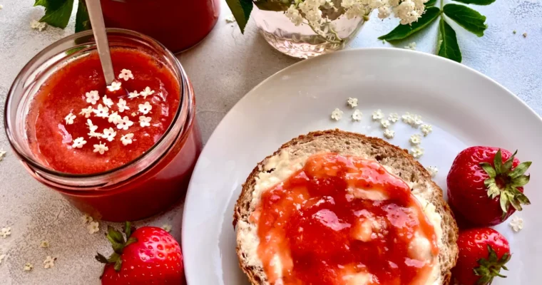 Erdbeermarmelade mit Holunderblüten