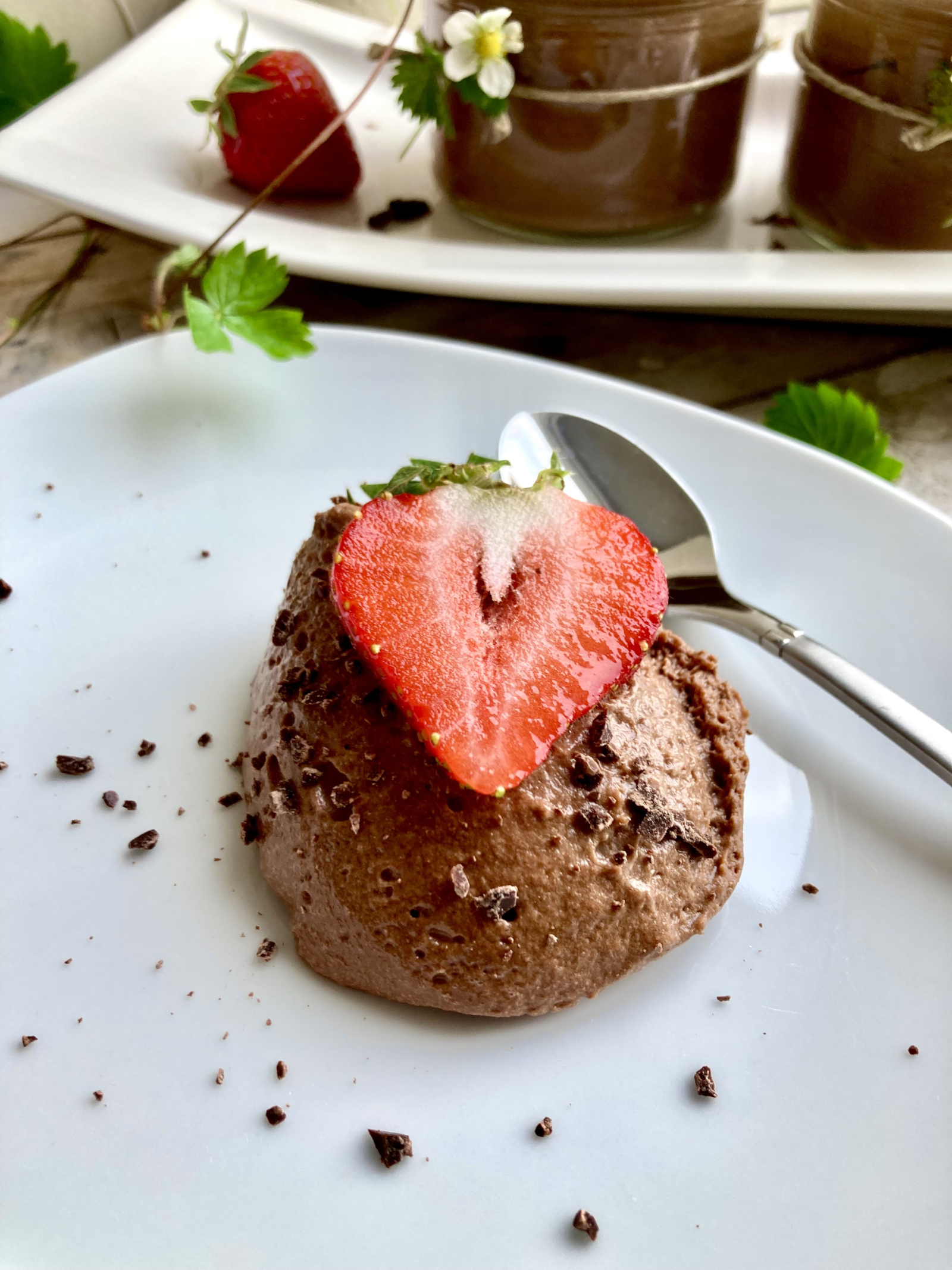 Mousse au Chocolat mit Erdbeere dekorativ angerichtet