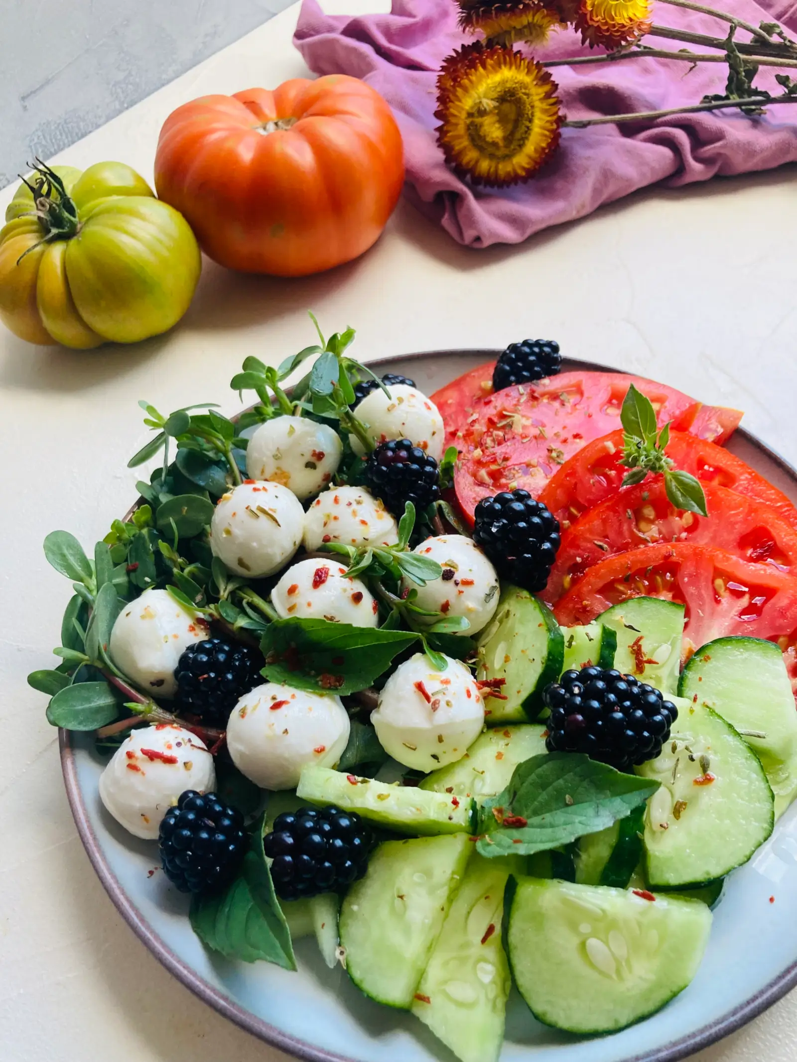 Salatteller mit Mozzarella und Brombeeren