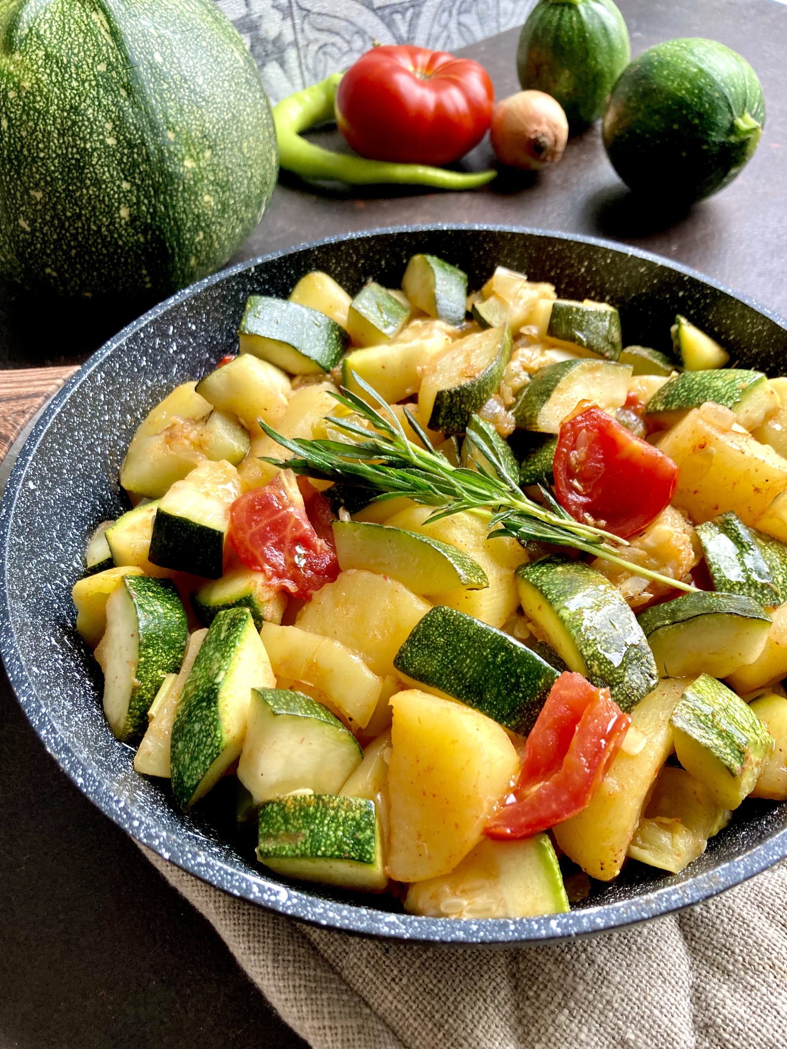 Zucchinpfanne mit buntem Gemüse