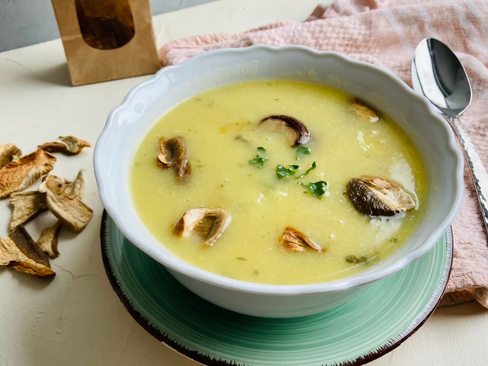 Kartoffelcremesuppe mit Steinpilzen