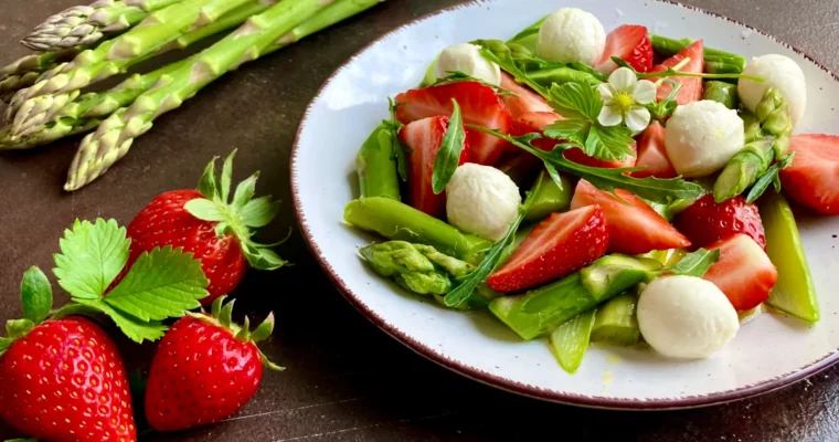 Spargelsalat mit Erdbeeren