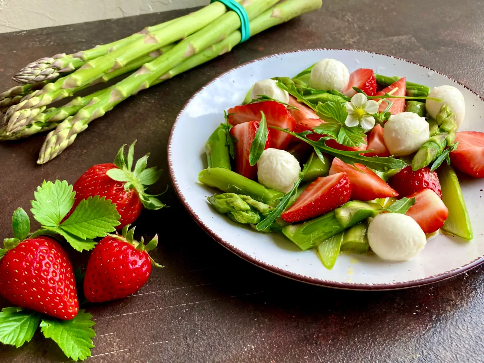 Spargelsalat mit Erdbeeren