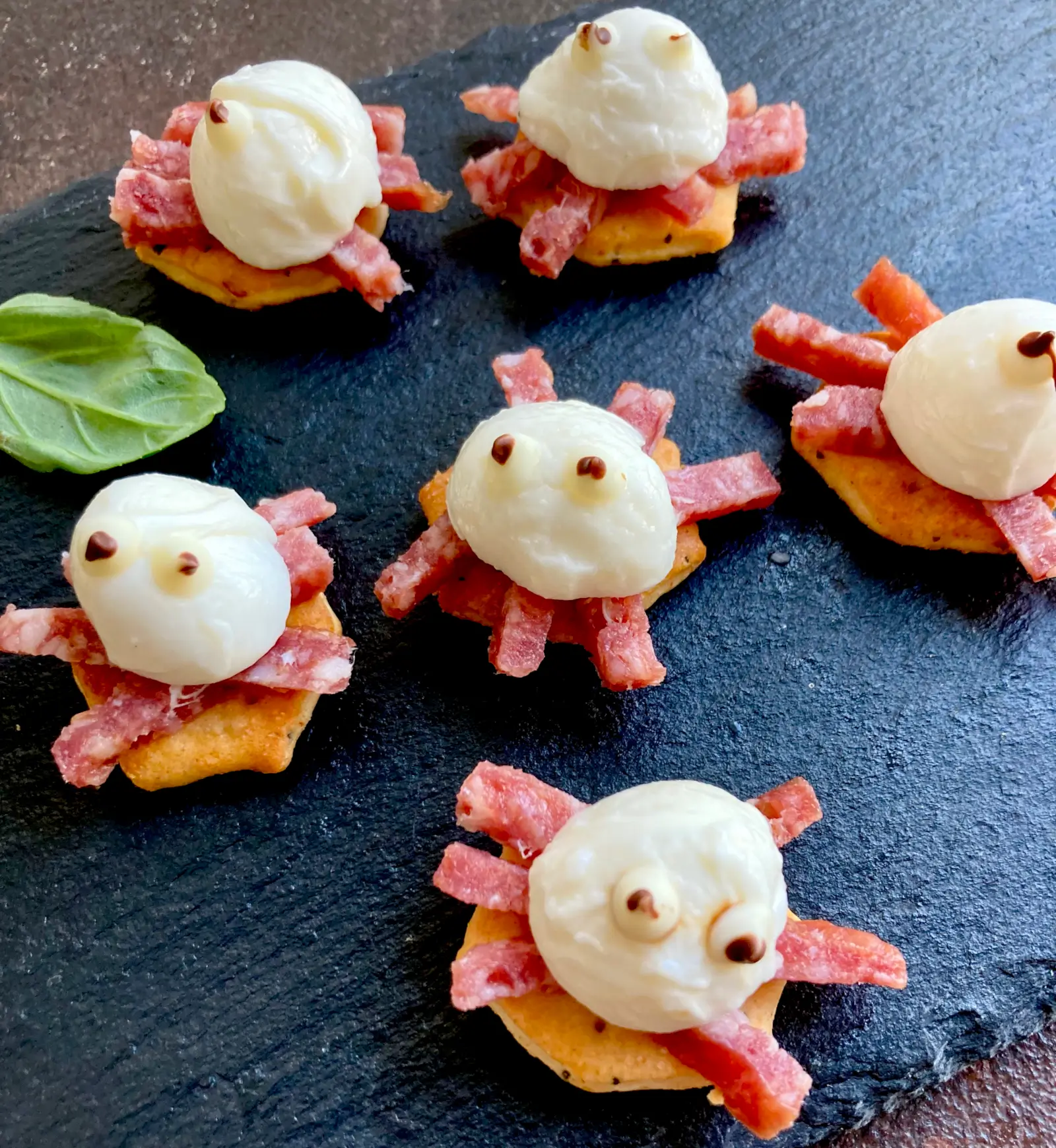 Fingerfood Krabbelkäfer aus Crackern