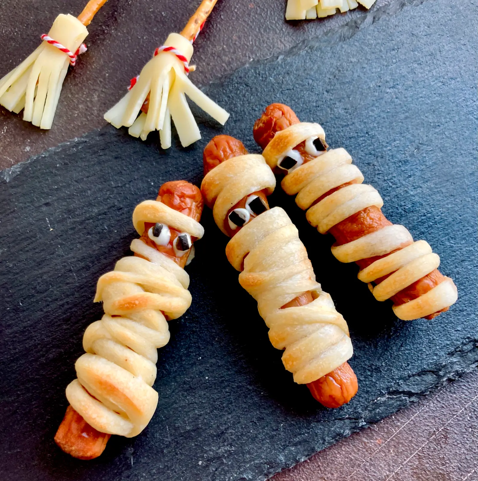 Würstchenmumien aus Pizzateig