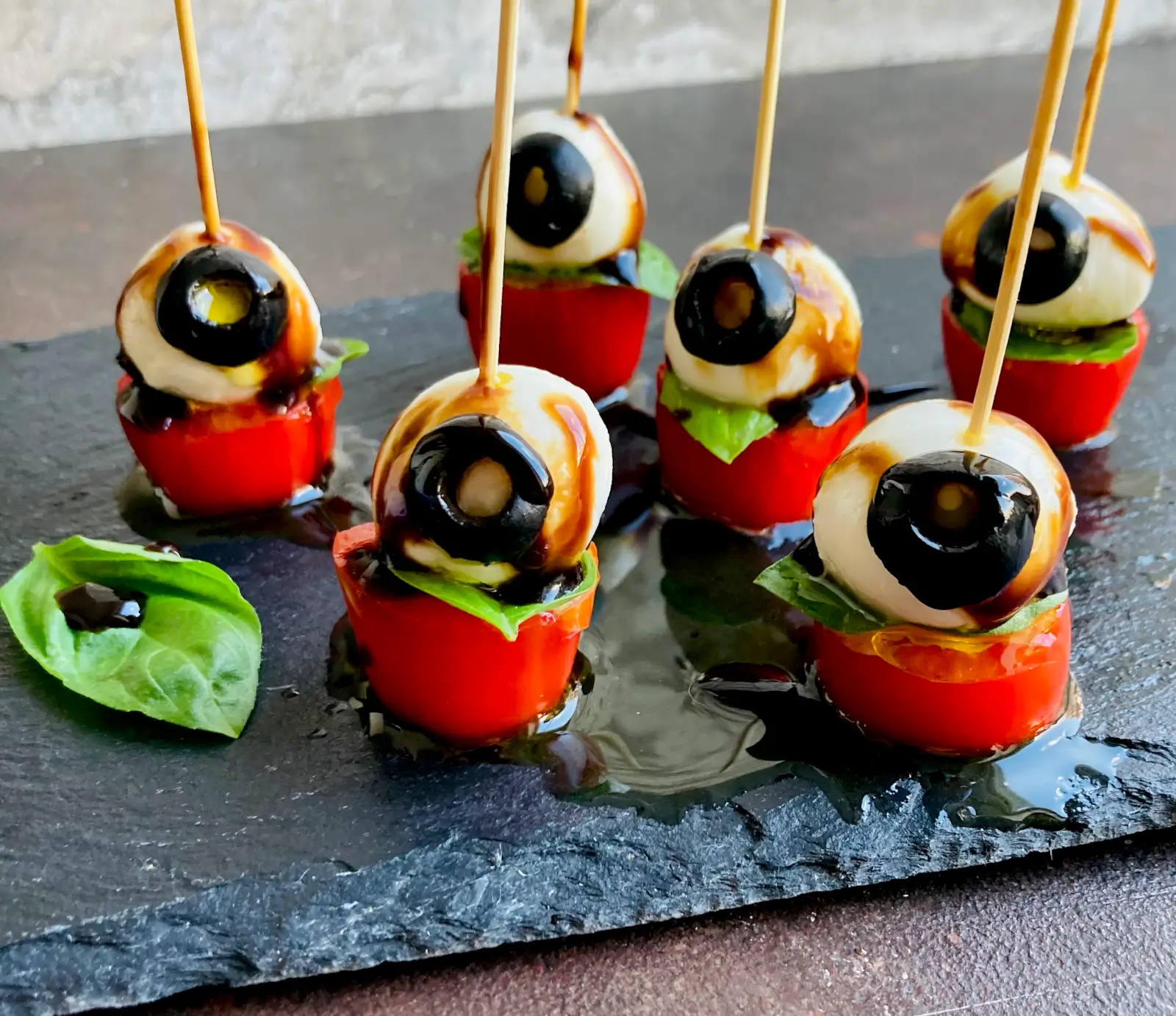 gruselige Mozzarella Tomaten Spieße