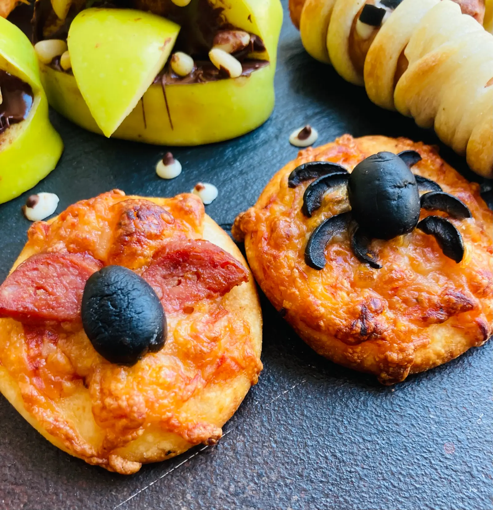 Gruselige Mini-Pizzen